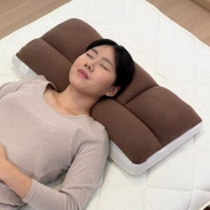 首の痛みを軽減する4ゾーン構造のヘルスケア枕。バンコクでの仕事疲れを癒す、理想的なフィット感の日本品質枕。